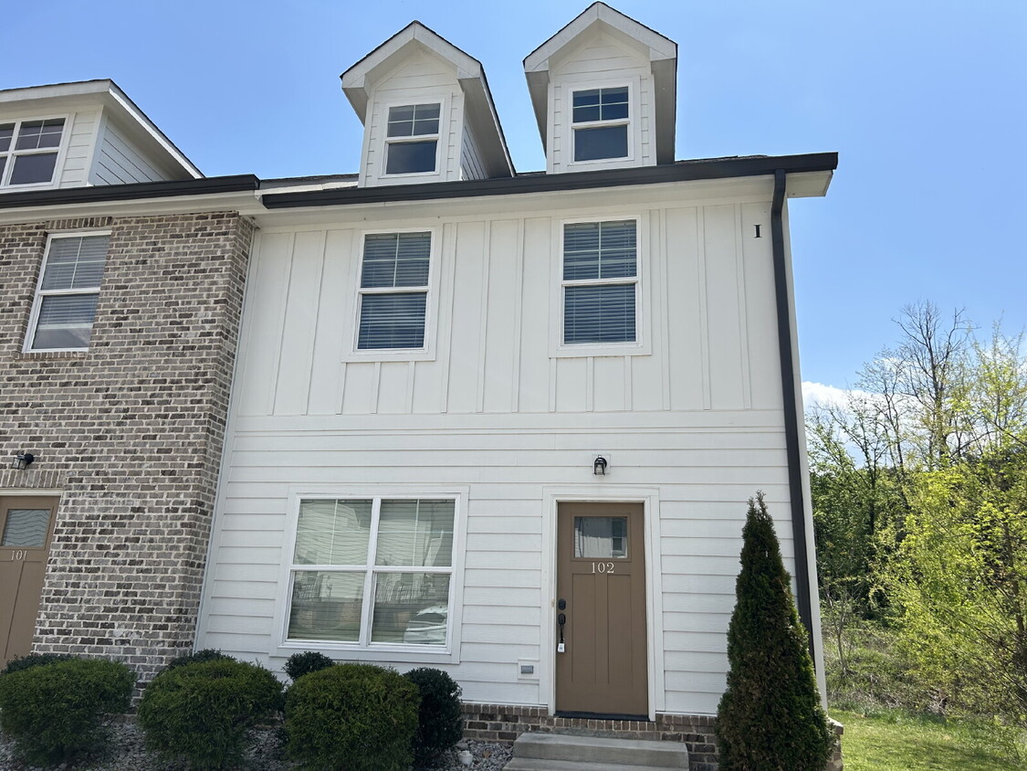 Foto principal - New Apartments Near TTU! 2BD 2.5 BA Townho...