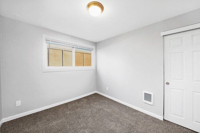 Foto del edificio - 3 bedroom 1 bath in heart of Milwaukie