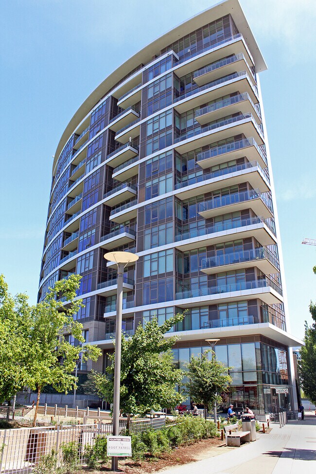 Building Photo - MOVE IN SPECIAL: FREE RENT UNTIL OCT 1** L...