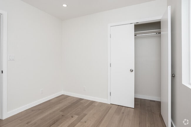 2BR, 1BA - 800 SF - 909 W Beach Ave