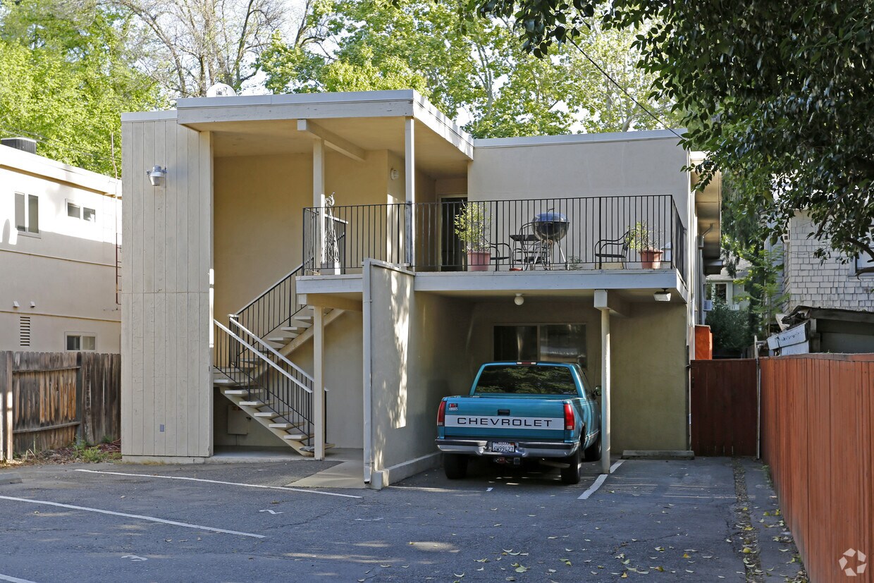 Building Photo - 2118 H St