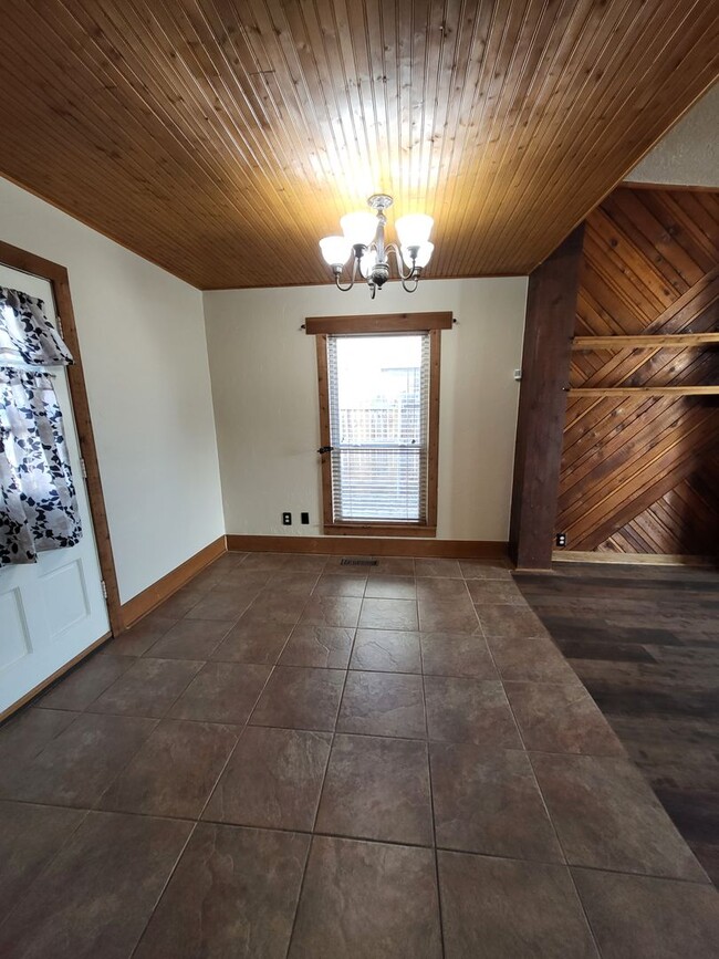 Building Photo - (3) Bed/(2) Bath w/ Updates in Kitchen and...