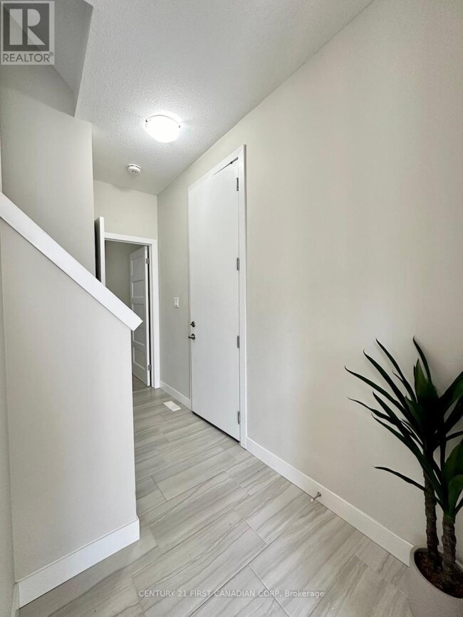 Photo du bâtiment - 961-961 Manhattan Way