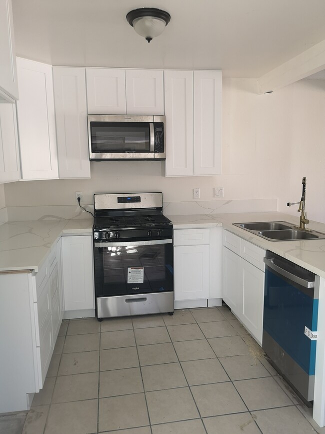 Building Photo - 4632 Canoga St