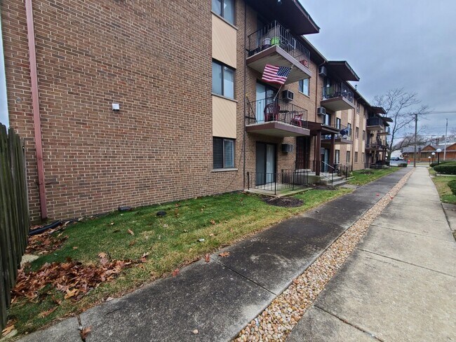 Building Photo - 9117 S Roberts Rd