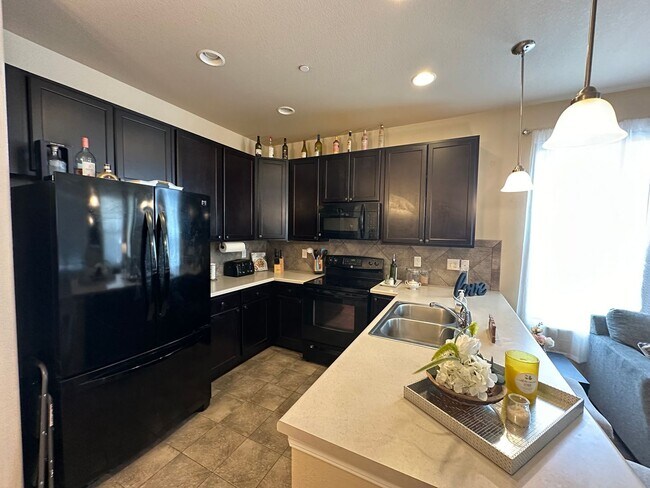 Foto del edificio - 2 Bed 3 Bath Townhouse with  2 Car Attache...