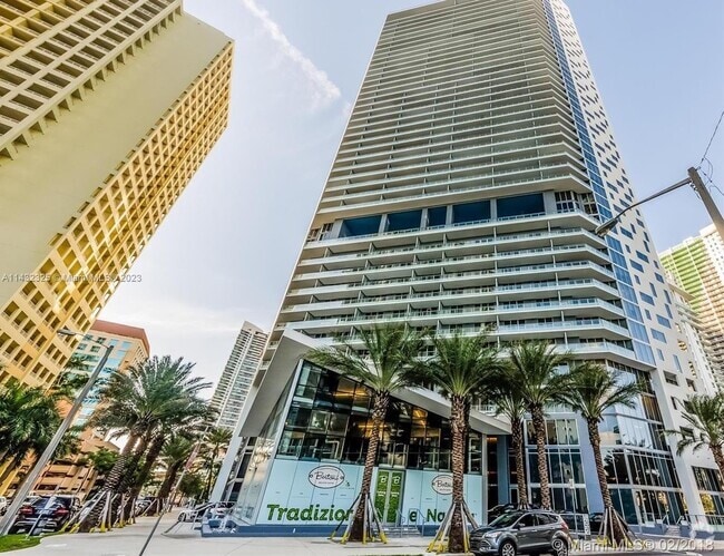 Building Photo - 1300 Brickell Bay Dr