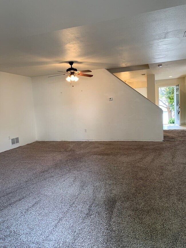 Foto del edificio - Beautiful 3 Bedroom 2 Bath Townhome with Attached 1 Car Garage for Rent in Northwest Loveland, CO