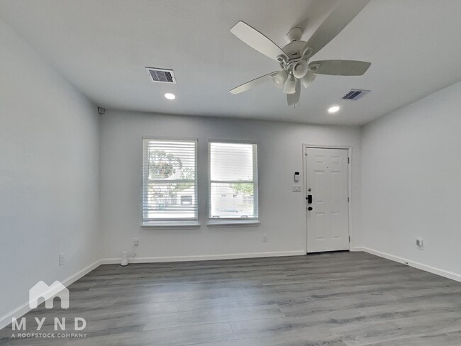 Building Photo - 5962 Belcrest St