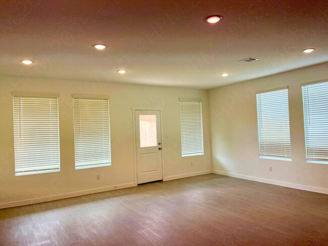 Foto del edificio - 8923 Military Dr W