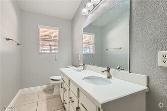 Building Photo - 924 Clubview Dr