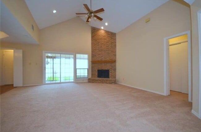 Building Photo - 6905 Shorecrest Dr