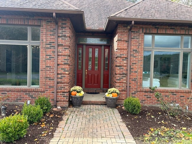 Building Photo - 4 Bedroom 3.5 Bath House Furnished With At...