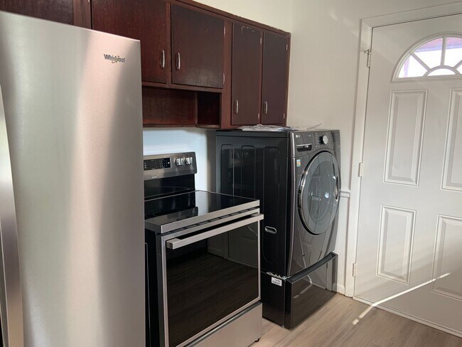 Building Photo - Cute 3 BR/ 1 BA Off Gate City Blvd.