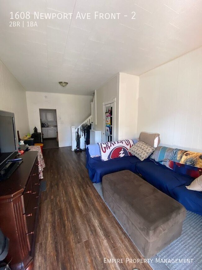 Foto del edificio - 1st and 2nd Floor: 2 Bedroom / 1 Bathroom ...