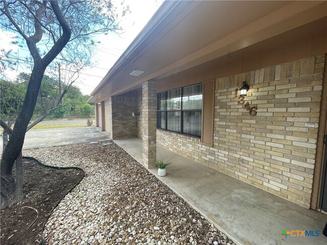 Foto del edificio - 1346 Carnation Ln