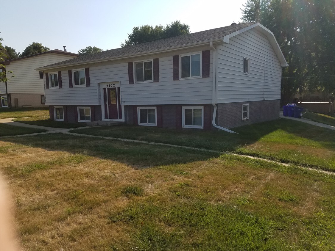 Building Photo - 2102 S 45th St