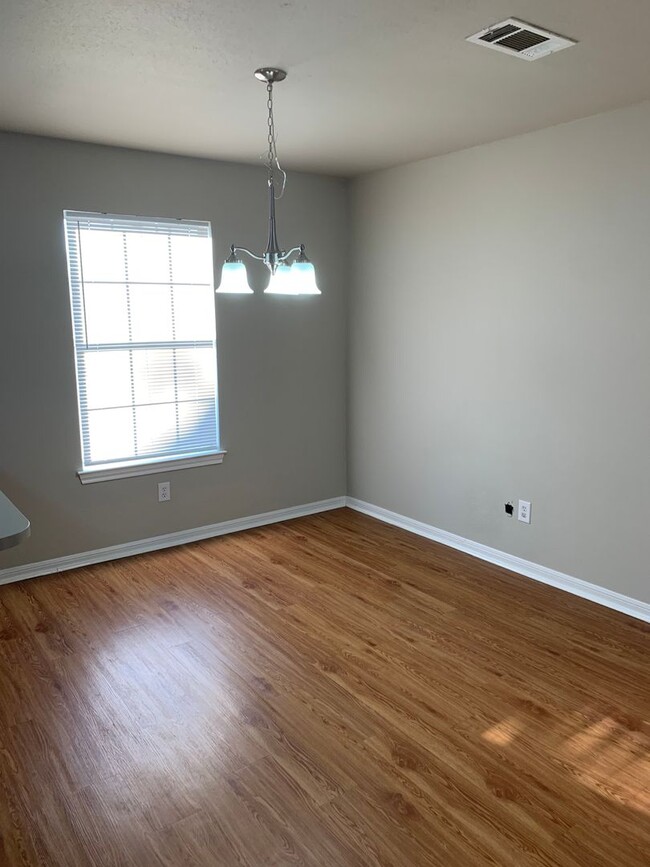 Building Photo - 3 bedroom 2 bath with Garage