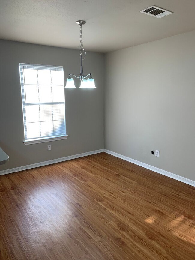 Foto del edificio - 3 bedroom 2 bath with Garage