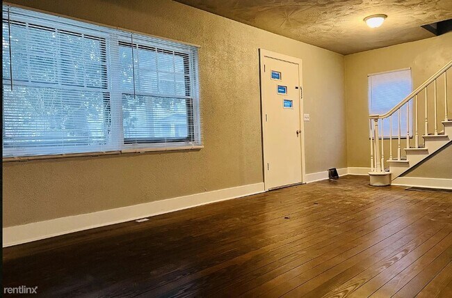 Building Photo - 3 br, 1 bath House - 330 East Locust Stree...