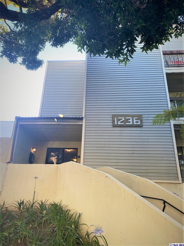 Primary Photo - 1236 N Columbus Ave