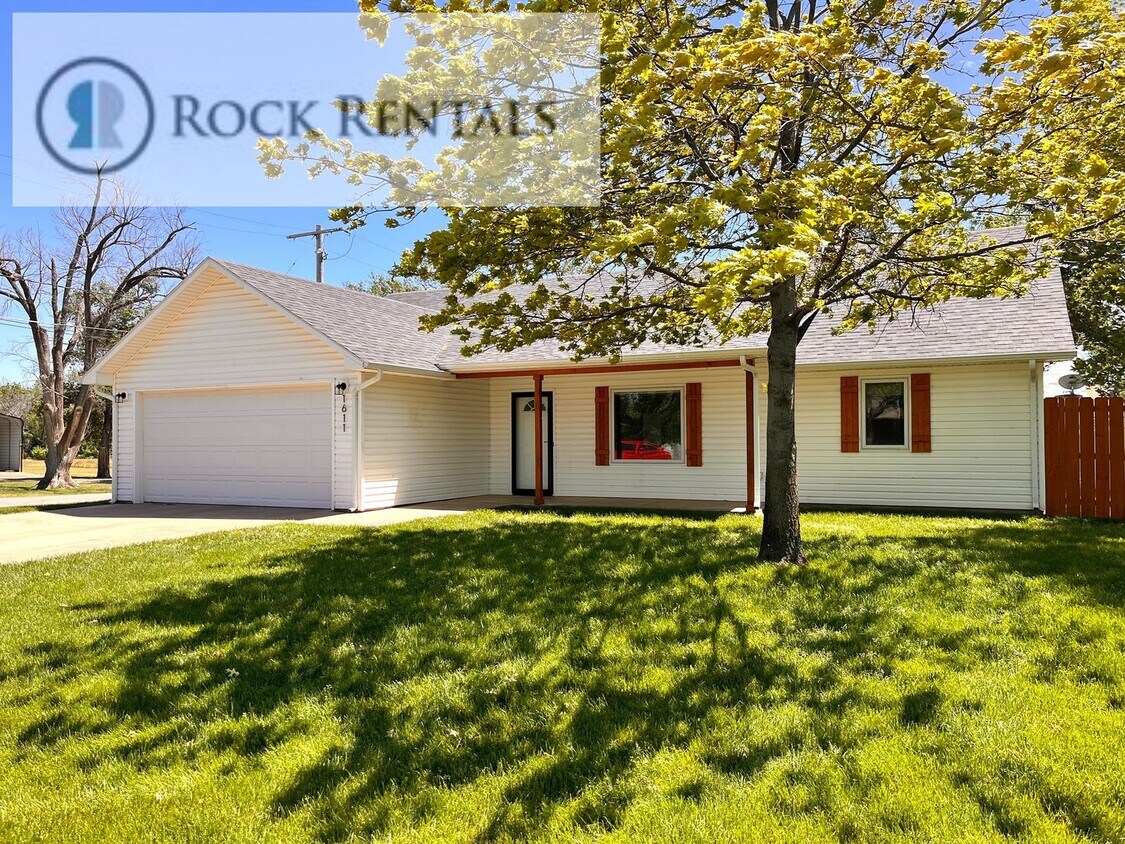Primary Photo - 3 Bed 2 Bath House with Attached Garage