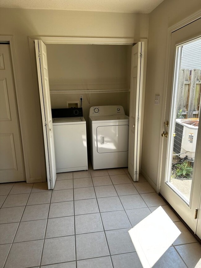 Building Photo - 3334 S Oaklawn Cir