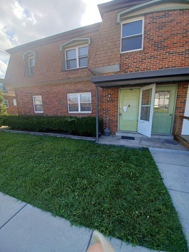 Primary Photo - 675 Portis St