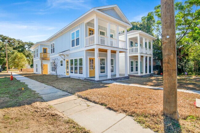 Foto del edificio - **Available now. This pet-friendly property features a small fenced yard with water and lawn main...