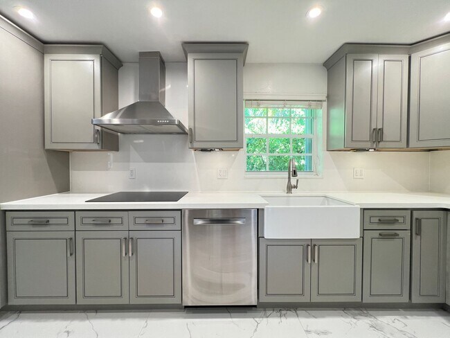 Foto del edificio - Beautifully appointed 4 Bedrooms, 2 Bathro...