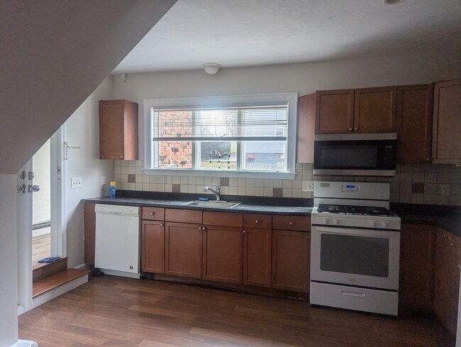 Foto del edificio - 581 Proctor Ave