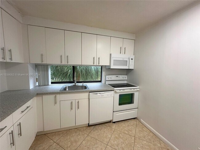 Foto del edificio - 17021 N Bay Rd