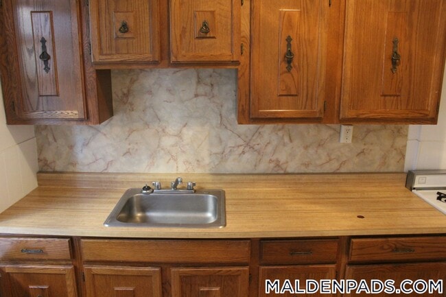 Building Photo - 86 Maple St