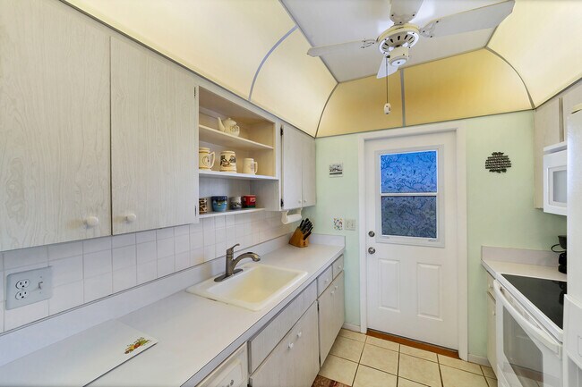 Building Photo - 3810 Gulf of Mexico Dr