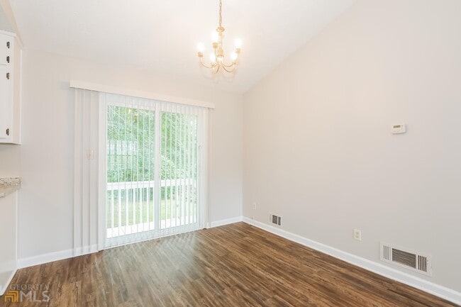 Building Photo - 536 Oakview Dr