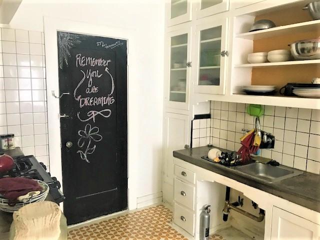 Foto del edificio - 241 S Catalina St