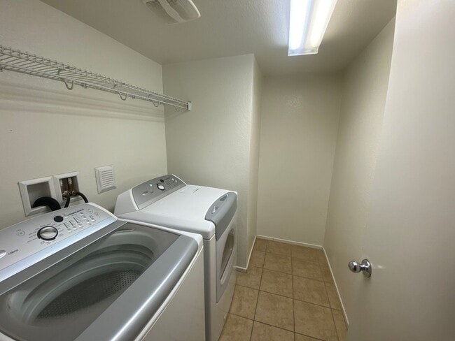 Building Photo - Palmdale 3 Bedroom -Available Now!