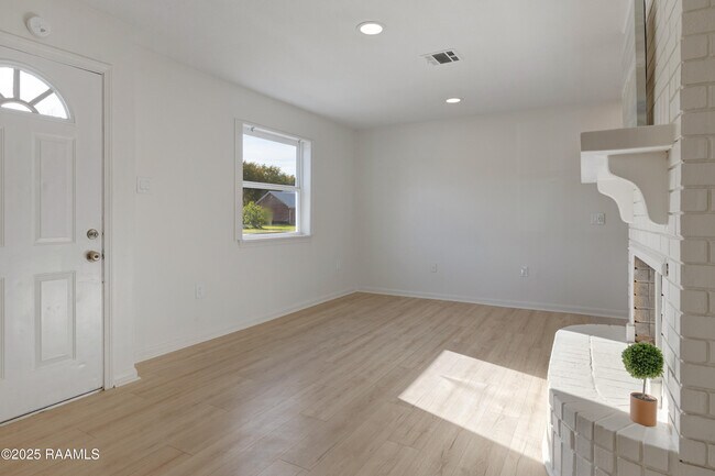 Foto del edificio - 121 Courtney Dr