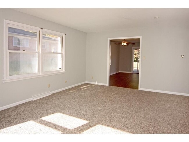 Building Photo - 570 W Oak St