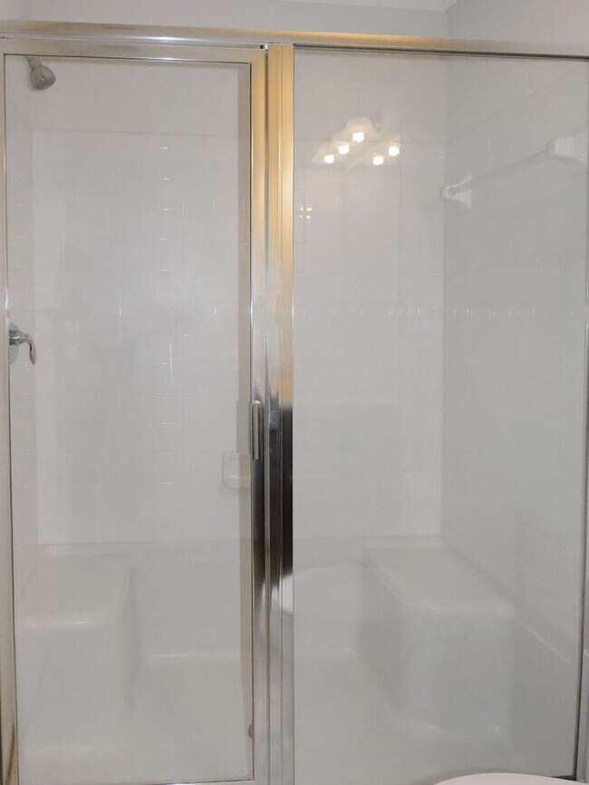 Foto del edificio - Pet Friendly 3 level End Unit Town Home wi...