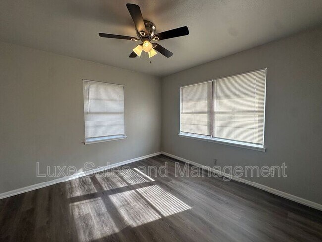 Foto del edificio - 240 E Kerr Dr