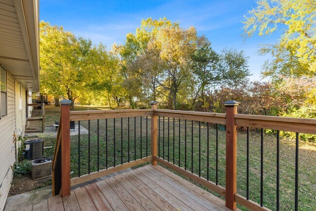 Foto del edificio - Just Listed! Step into one of the Northland’s most conveniently located gems!