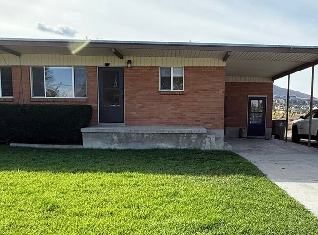 Duplexc2 bedrooms 1 bath upstairs full unfinished basement with tons of storage & laundryroom - 466 E 13800 S