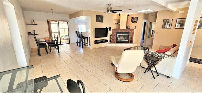 Building Photo - 7805 Foxwood Dr