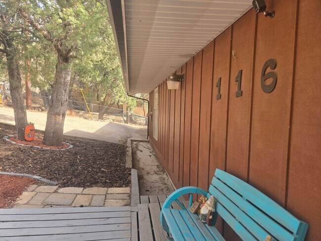 Foto del edificio - Furnished Four Bedroom Home With Sierra Bl...