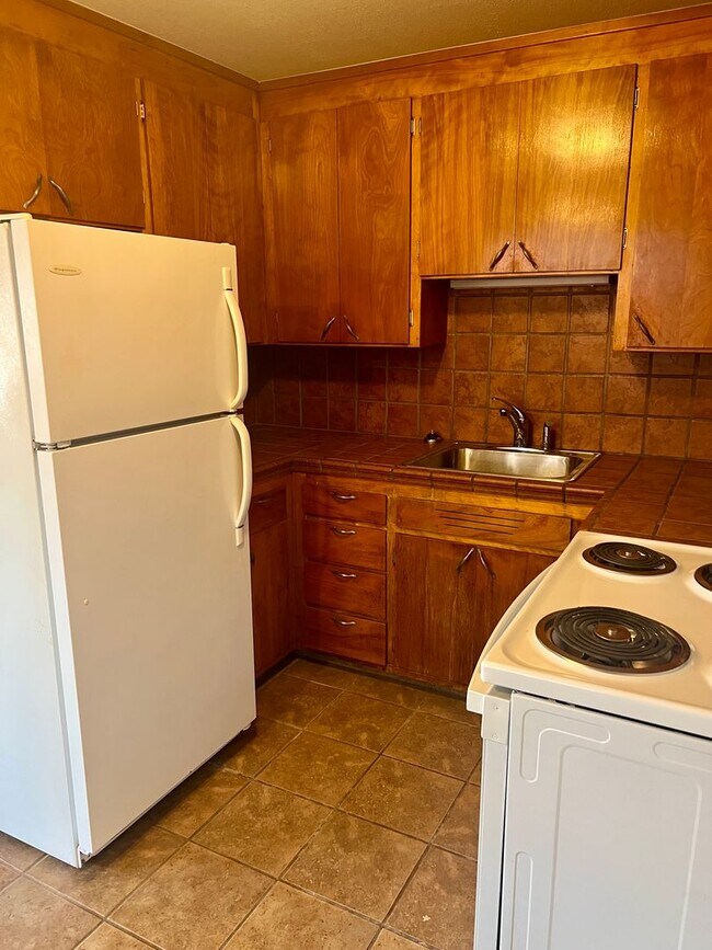 Building Photo - Cozy Ballard studio with charming kitchen & dining nook! Brand new LVP floors!