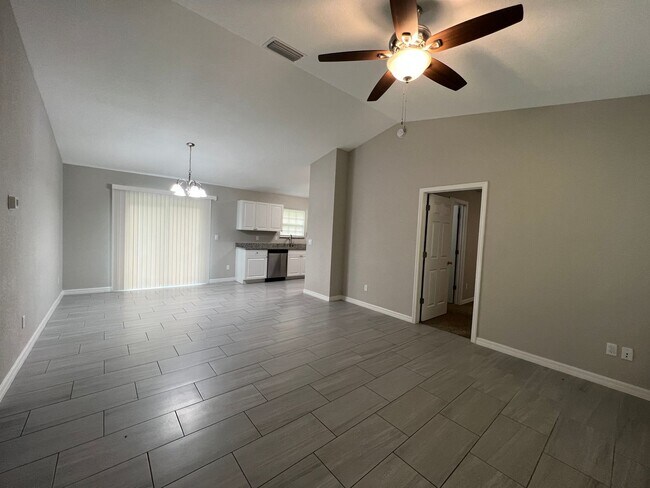 Foto del edificio - Charming, beautiful 3 Bedroom, 2 Bathroom ...