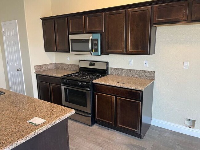 Building Photo - Kerman Single Story 4 Bedroom Available fo...