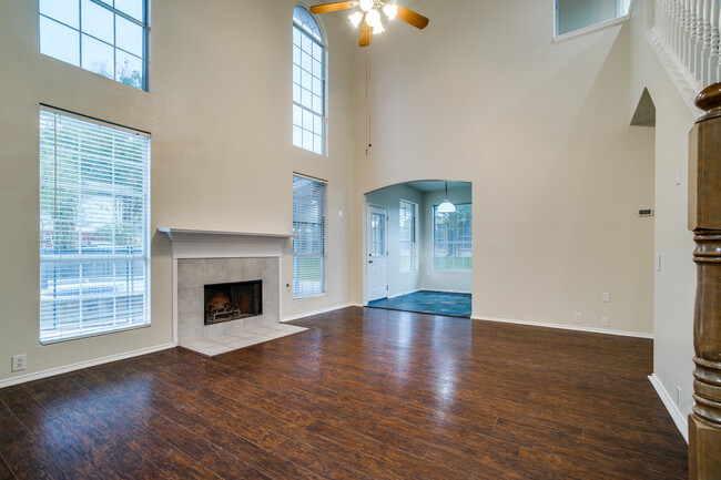 20 Foot ceilings - 3607 Creekview Ct