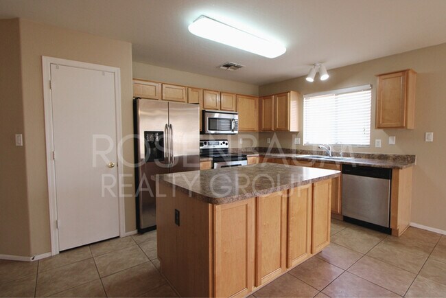 Building Photo - Beautiful 3bed, 2bath home situated in Ros...